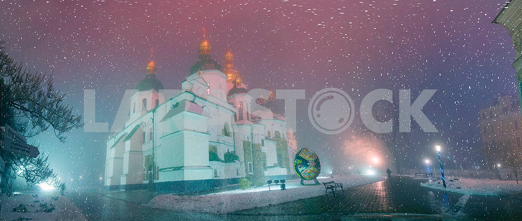 Снежная буря и дождь окутал Киев