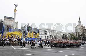 Военный парад на Майдане Незалежности в Киеве