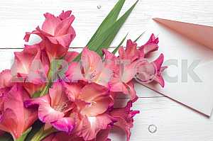 Открытая книга на светлом столе.