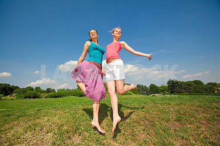Счастливые люди прыгает в поле