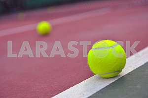 Мячи теннисные выстрелил на открытом теннисном корте