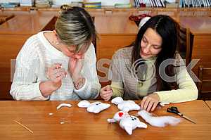 Женщины учатся изготавливать мягкие игрушки и сувениры ручной работы 