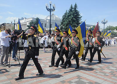 Кадеты держат флаги Украины