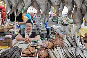 Женщина торгует рыбой на рынке &#34;Привоз&#34; 5 июля 2012 года