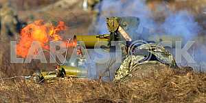 Военнослужащий стреляет из гранатомета