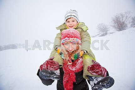 Портрет счастливая мать и ребенок вместе в снегу смеяться , SMIL