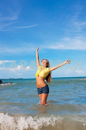 Счастливый молодая женщина против лазурного моря