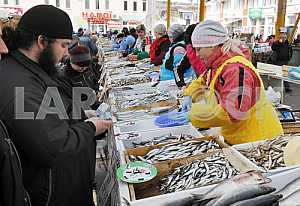 Женщина торгует рыбой на рынке &#34;Привоз&#34; 6 апреля 2012 года