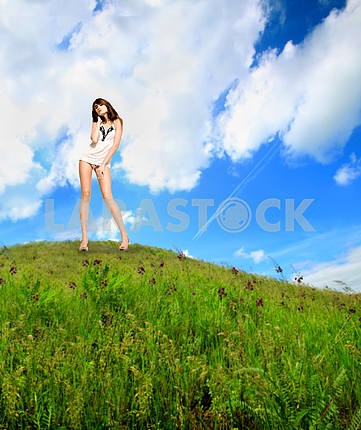 Портрет улыбающейся девушки в голубом небе