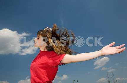 Девушка в поле injoying летом