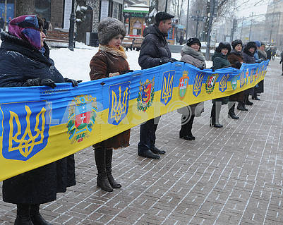 Самый длинный флаг Украины развернули на Крещатике