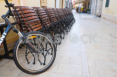 Велосипед и складные столы																