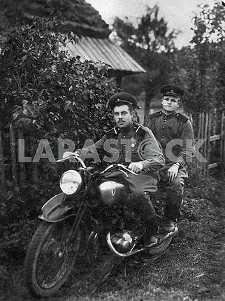 Советские солдаты на мотоцикле