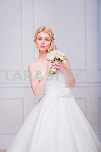Блондинка красивая невеста в коротком платье с свадебный букет