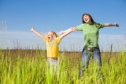 Счастливая мать и дочь на поле