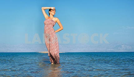 Красивая женщина на фоне пляжа
