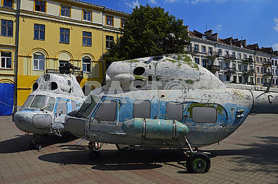 Старий радянський вертоліт Мі-2