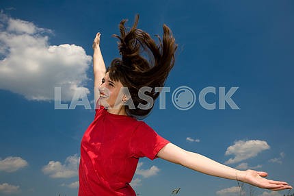 Девушка в поле injoying летом