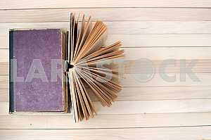 Стек книг в твердом переплете на синей ткани. Обратно в школу. Копирование пространства
