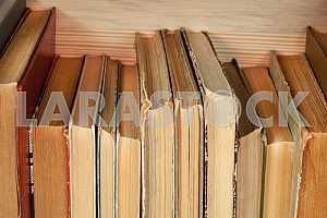 Стек книг в твердом переплете, изолированных на белом фоне. Обратно в школу. Копирование пространства