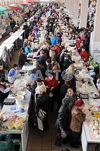 Торговые ряды на рынке "Привоз" в Одессе 6 апреля 2012 года