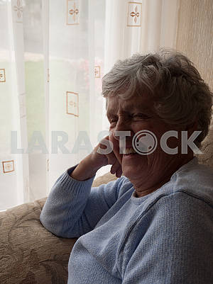 Смеющаяся старшая женщина