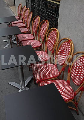 Черные квадратные столы и стулья