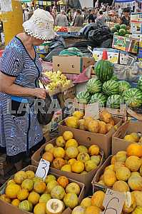 Женщина торгует дынями и арбузами на рынке &#34;Привоз&#34; 5 июля 2012 года