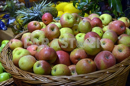 Яблоки на дисплее в супермаркете