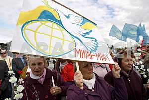 Люди принимают участие в Марше мира в Киеве