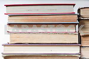 Стопка книг в твердом переплете на деревянном столе. Обратно в школу. Копирование пространства