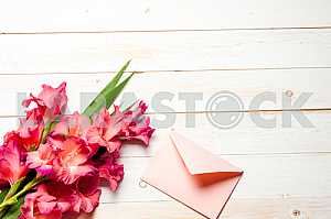 Открытая книга на светлом столе.