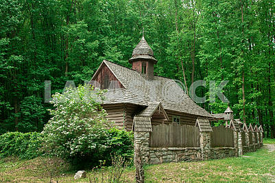 Старая деревянная украинская церковь