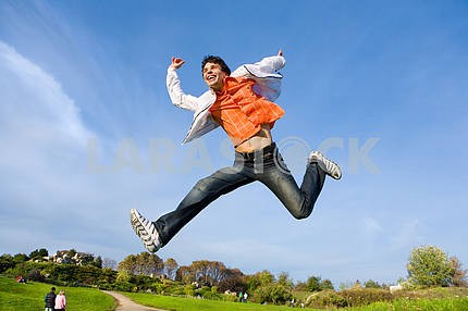 Счастливый молодой человек - прыжки конец летит в синем небе .