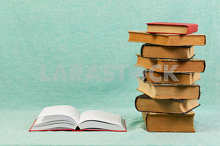 Стек книг в твердом переплете на деревянном столе. Обратно в школу.