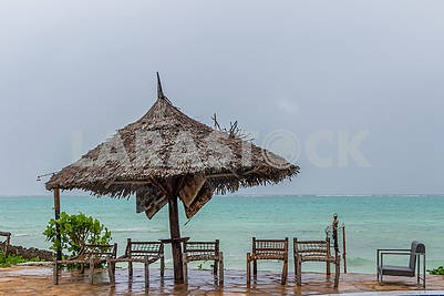 Соломенные зонты на пляже