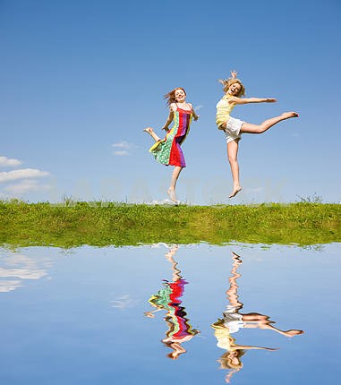 Два счастливых девочки прыгают