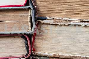 Стопка книг в твердом переплете на деревянном столе. Обратно в школу. Копирование пространства
