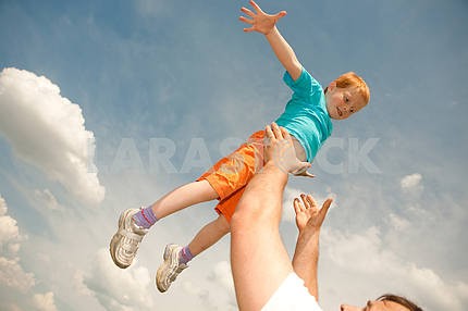 Счастливый мальчик прыгает поле