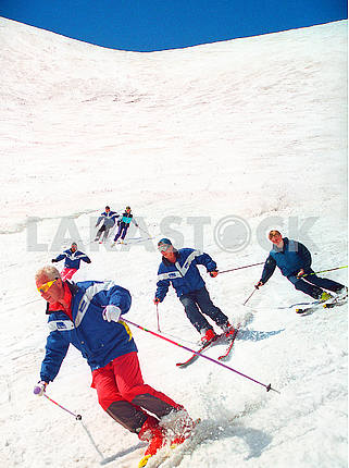 Лыжники на горе Драгобрат
