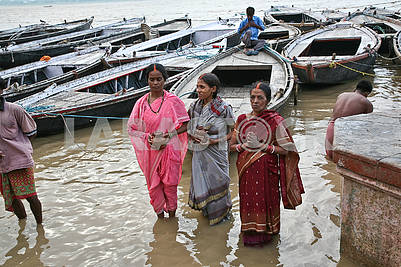 Женщины в воде священной реки Ганг