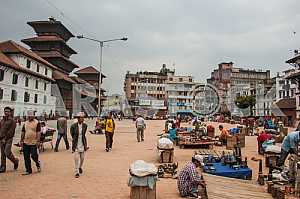 Центральная площадь Катманду с торговыми раскладками.