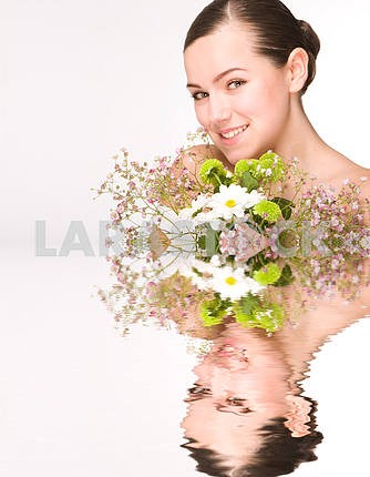 Портрет свежие и красивые девушки с цветами