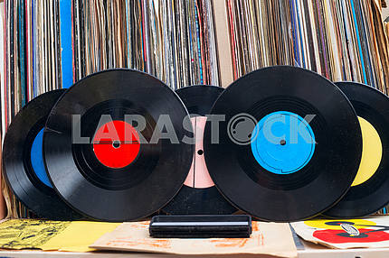 Ретро стиле изображение коллекции старых виниловых пластинок lp с рукавами на деревянном фоне. Копирование пространства
