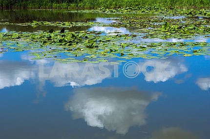 Отражение в озере голубого неба с облаками