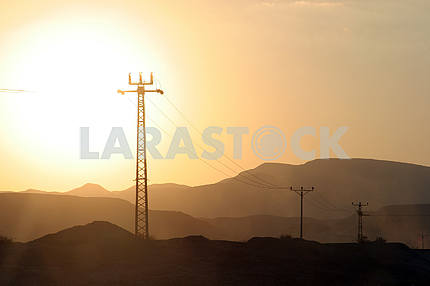 Линии электропередач и массив электрических опор в Иудейской пустыне