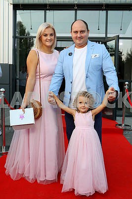 Украинский актер Юрий Ткач с женой и дочкой									