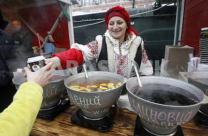 Продавец глинтвейна на Софийской площади