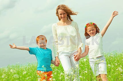 Мать с детьми идет на поле