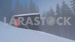 Горный спуск покрыт облаками